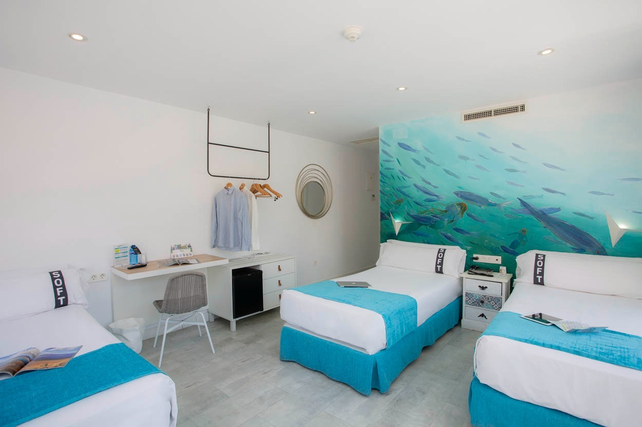 Modernes Hotelzimmer mit Meerwandmalerei, Casual del Mar Málaga - Zentrales Hotel in Meeresnähe.