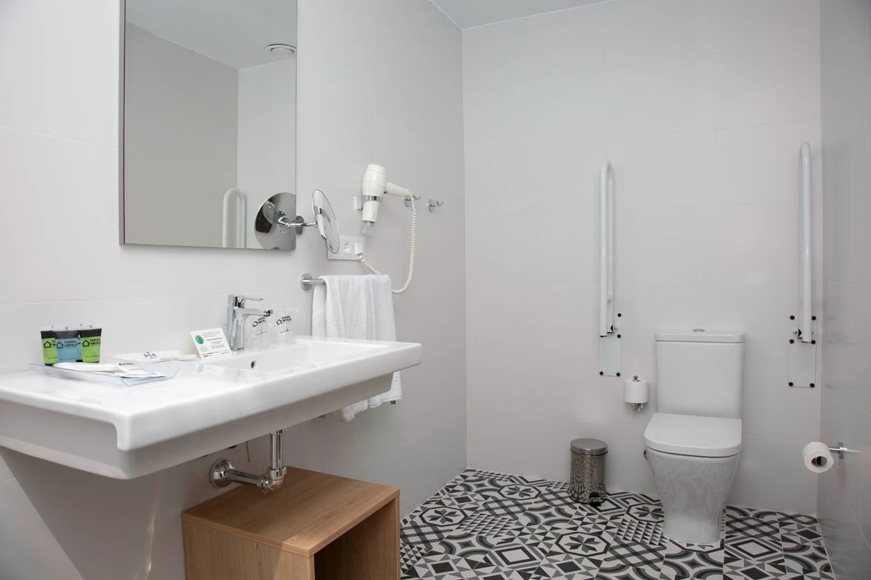 Barrierefreies Bad im Casual con Duende Cádiz – Modernes Design, zentrale Lage.