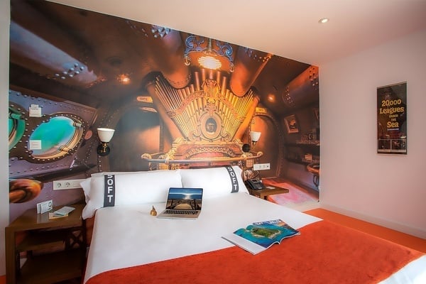 una habitación de hotel con una cama y una computadora portátil