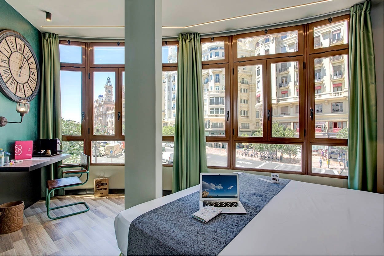 Habitación con vistas al centro de Valencia. Hotel céntrico Casual Vintage.