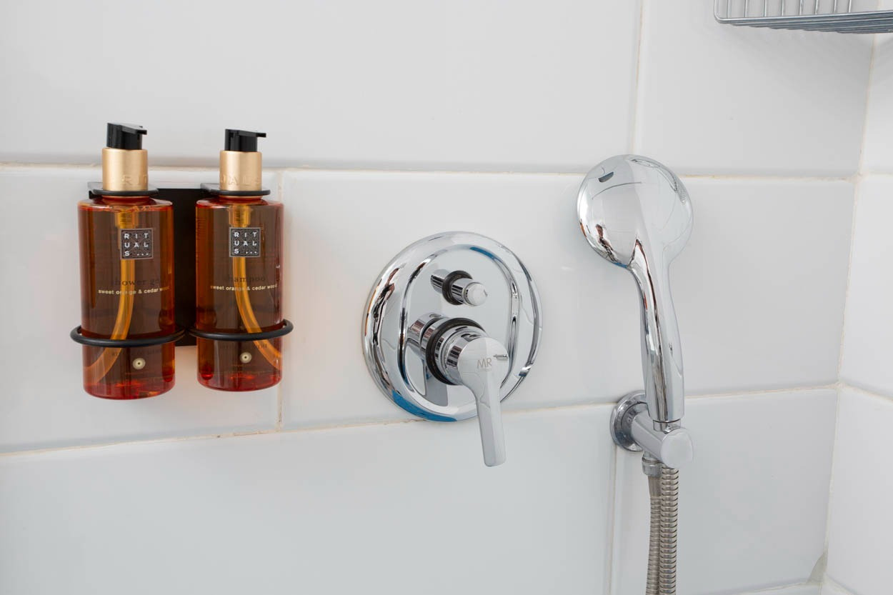 Casual del Mar Málaga: Dusche mit Handbrause und Amenities. Zentrales Hotel in Meeresnähe in Málaga.