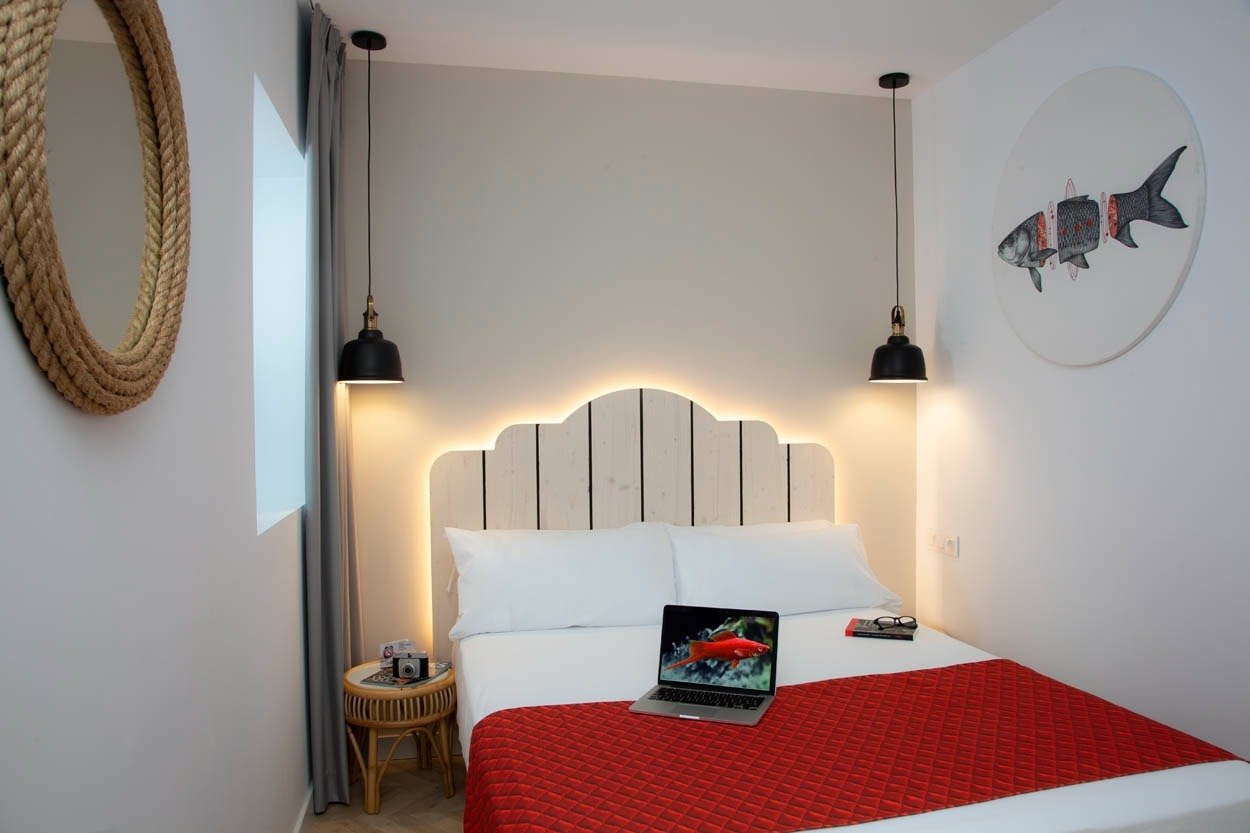 Gemütliches Hotelzimmer mit Kunstwerk und Laptop, Casual con Duende Cádiz.