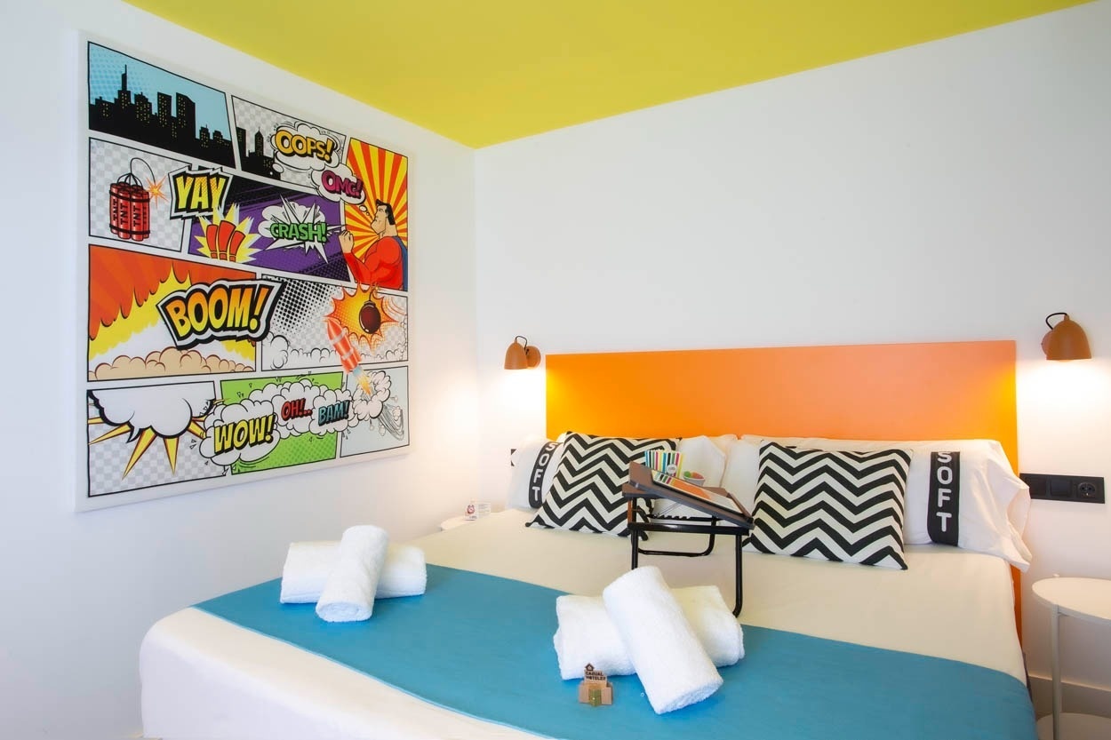 Gemütliches Pop-Art-Zimmer im Casual Pop Art Benidorm – Hotel im Stil von Benidorm.