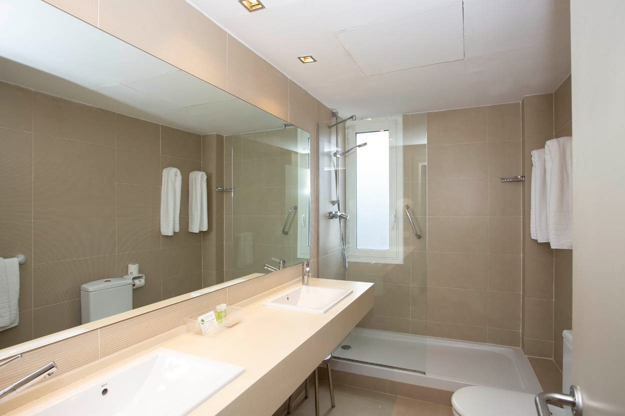 Moderne badkamer met dubbele wastafel en inloopdouche in Casual Colours Barcelona - Hotel nabij Sants.