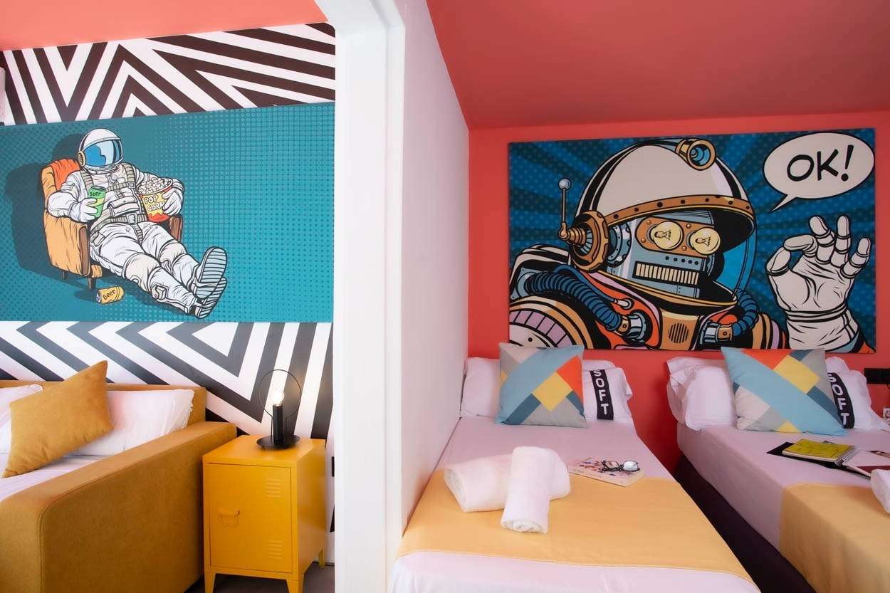 Casual Pop Art Benidorm: Zimmer mit Pop-Art-Motto und zwei Betten, perfekt für Ihren Aufenthalt.