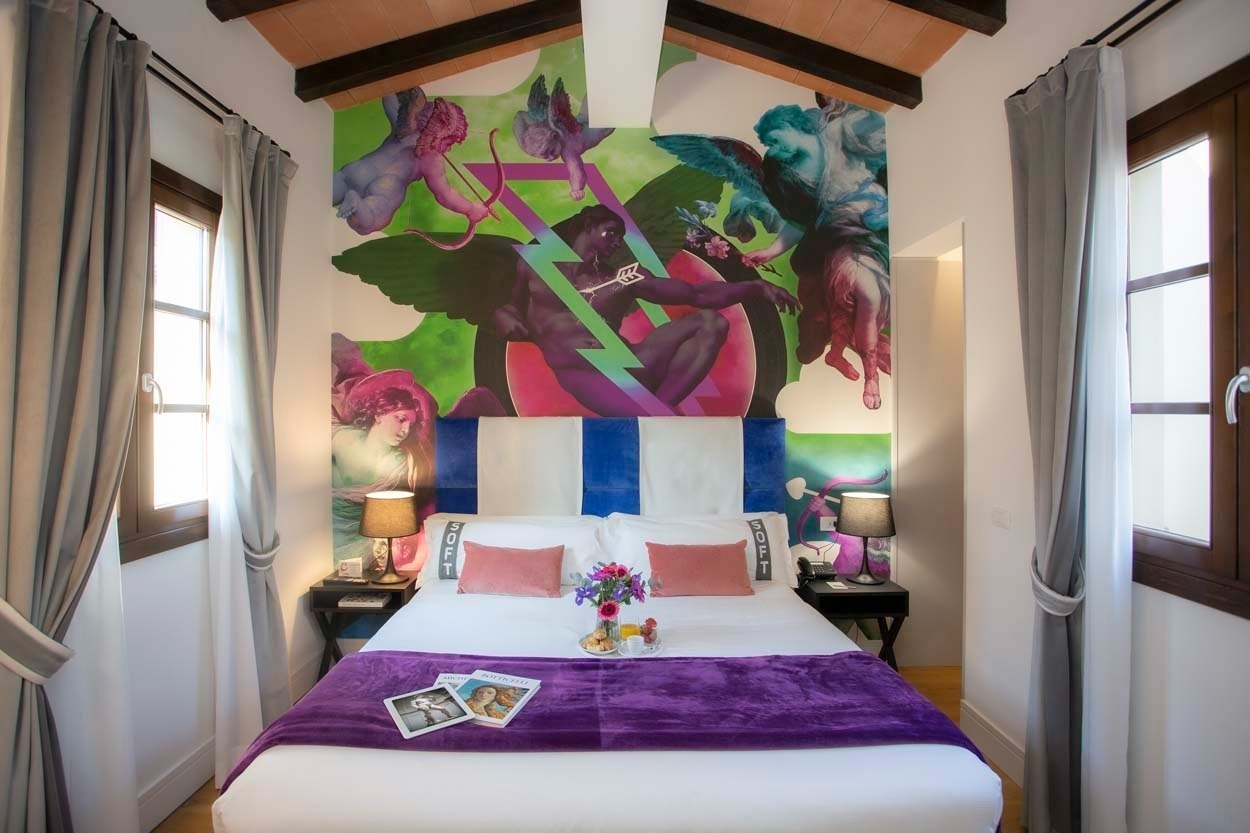 Komfortables Zimmer im Casual Rinascimento Firenze Hotel mit Kunstwerk über dem Bett