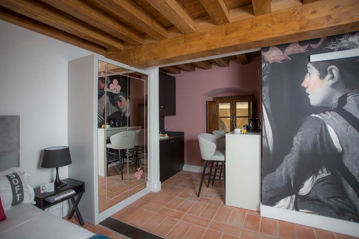 Modernes Hotelzimmer mit Kunst und Küchenzeile. Entspannen Sie im Casual Rinascimento Firenze.