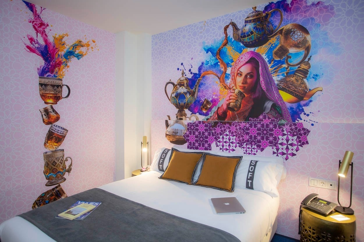 Habitación temática en Casual Ilbira Granada: arte de teteras y tazas en la pared.
