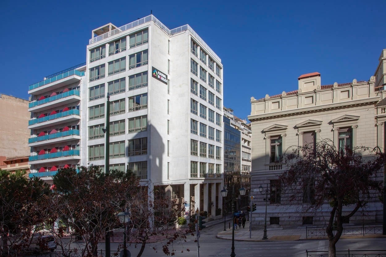 Modernes Hotelgebäude mit roten und blauen Balkonen. Casual Kubic Athens – Smart Hotel im Zentrum von Athen.