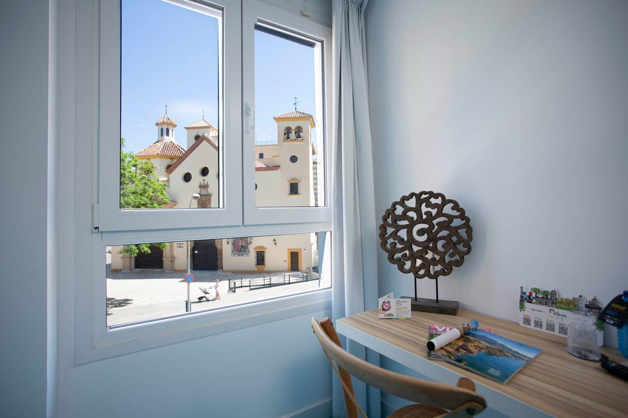 Blick aus dem Zimmer des Casual del Mar Málaga: charmante Kirche & Stadtplatz, ideal für Ihren Urlaub in Málaga.