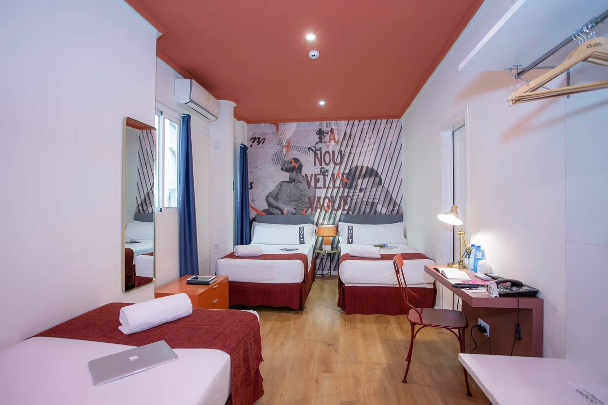 Habitaciones Casual Vintage Valencia: 3 camas, escritorio, mural y más. Hotel céntrico junto al Ayuntamiento | Casual Hoteles.