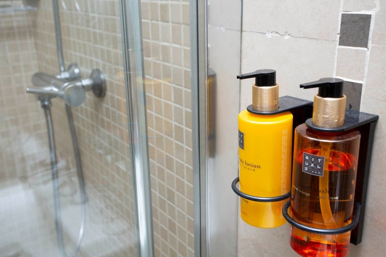 Dispensadores de jabón y loción en el baño de Casual Ilbira Granada - Hotel boutique en el centro histórico.