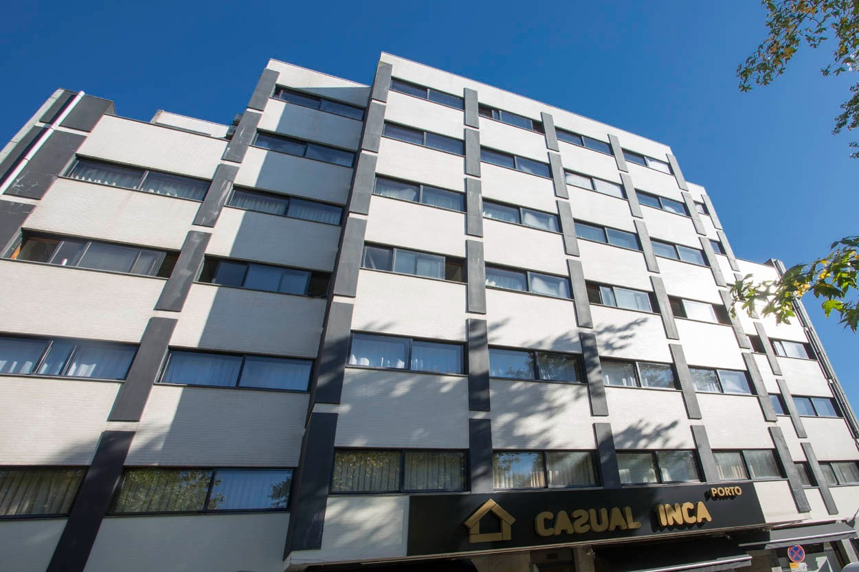 Casual Inca Porto: Modernes Hotel in Porto mit stilvoller Fassade und vielen Fenstern, Nähe zum Zentrum.