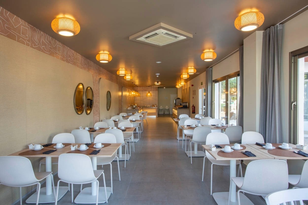 Salle à manger spacieuse et lumineuse de Casual Bahía Ibiza, parfaite pour un repas décontracté près de la plage.