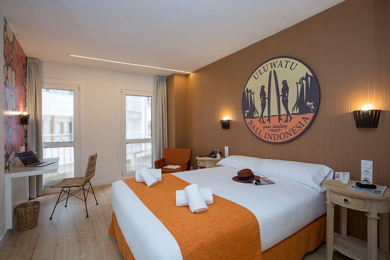 Modernes Hotelzimmer mit Surfer-Dekor im Casual de las Olas San Sebastián, Themenhotel in San Sebastián.