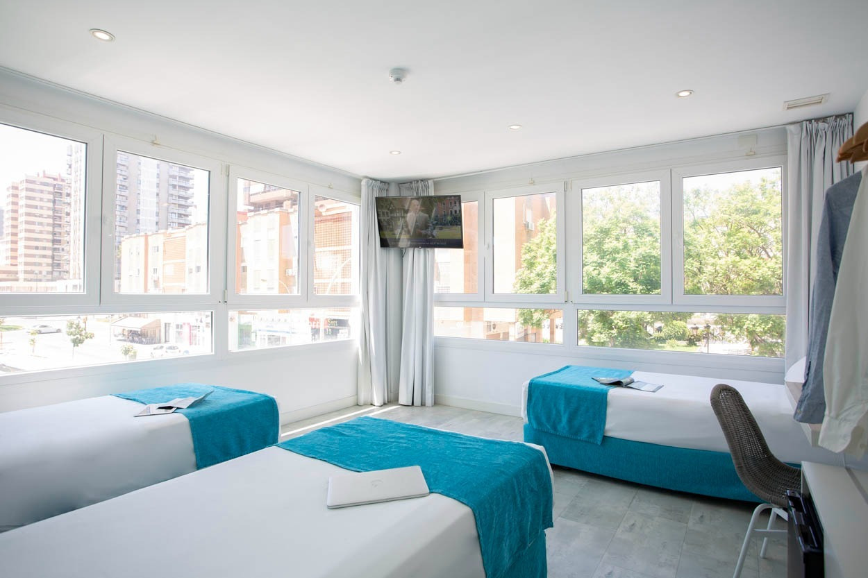 Casual del Mar Málaga: Helles Zimmer mit 3 Betten, Meerblickfenster, TV & Klimaanlage.