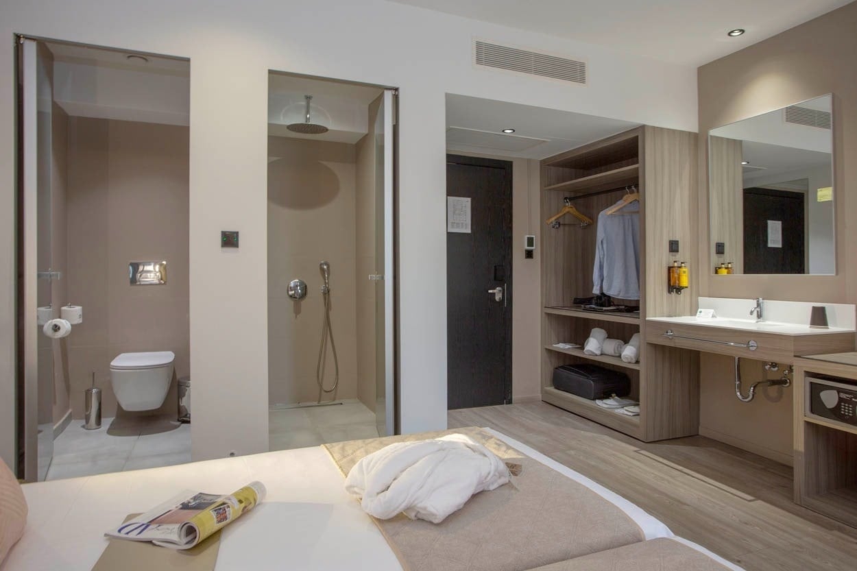 Modernes Hotelzimmer mit separatem Bad und begehbarer Dusche, Casual Kubic Athens – Ihr Smart Hotel im Zentrum von Athen.