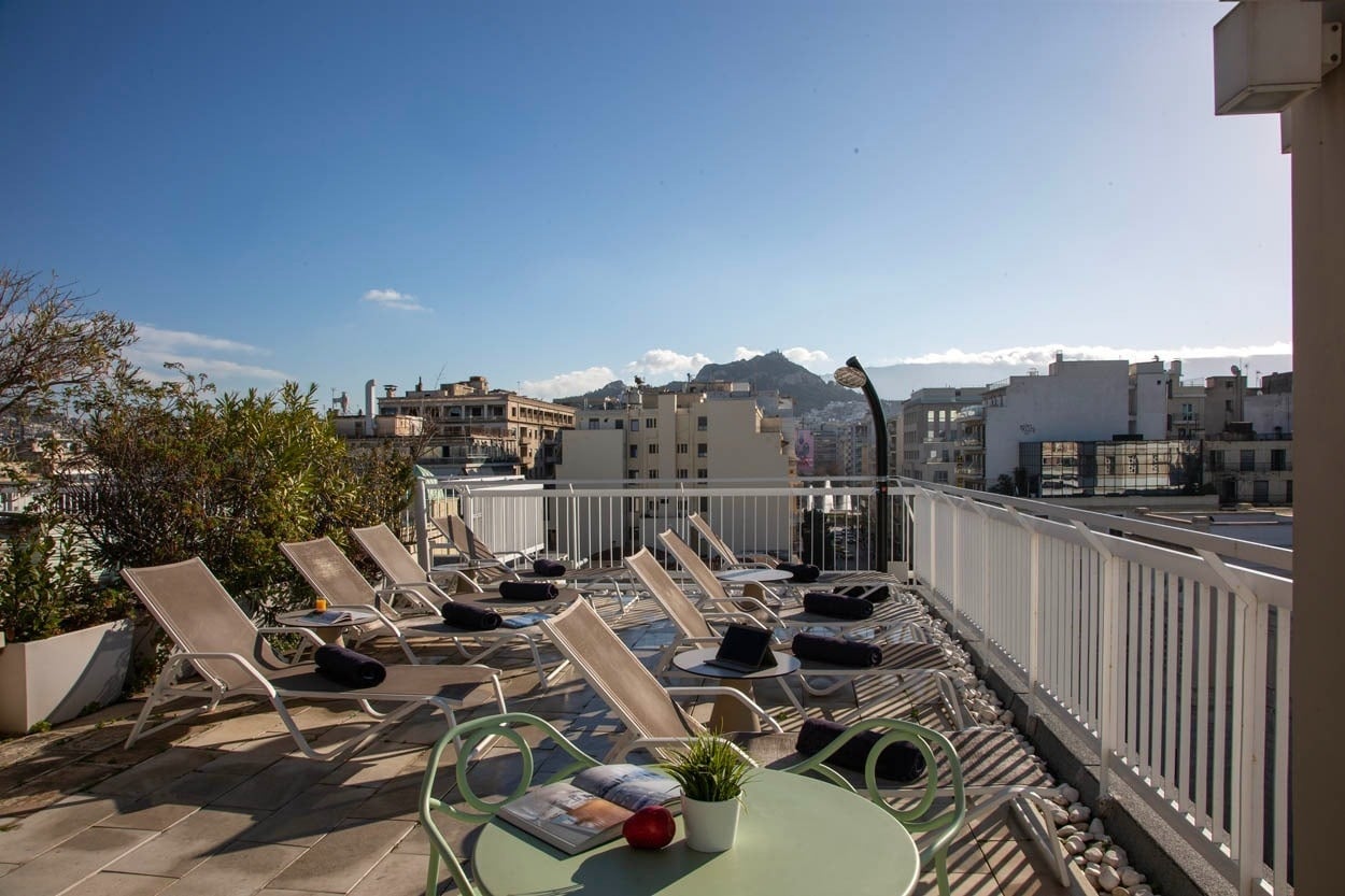 Dachterrasse mit Liegestühlen und Blick auf Athen – Casual Kubic Athens.