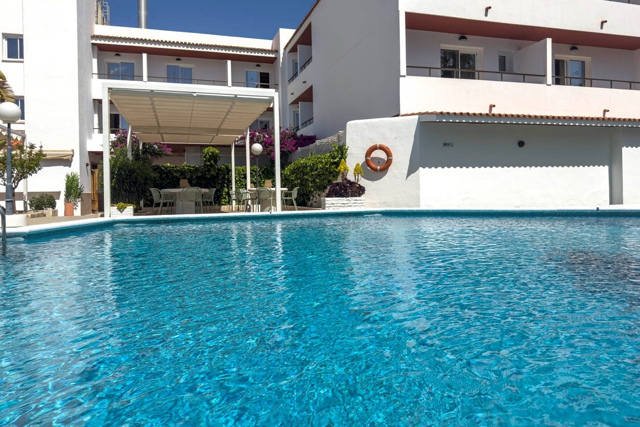Piscine turquoise de l'hôtel Casual Bahía Ibiza, à deux pas de la plage d'Ibiza.