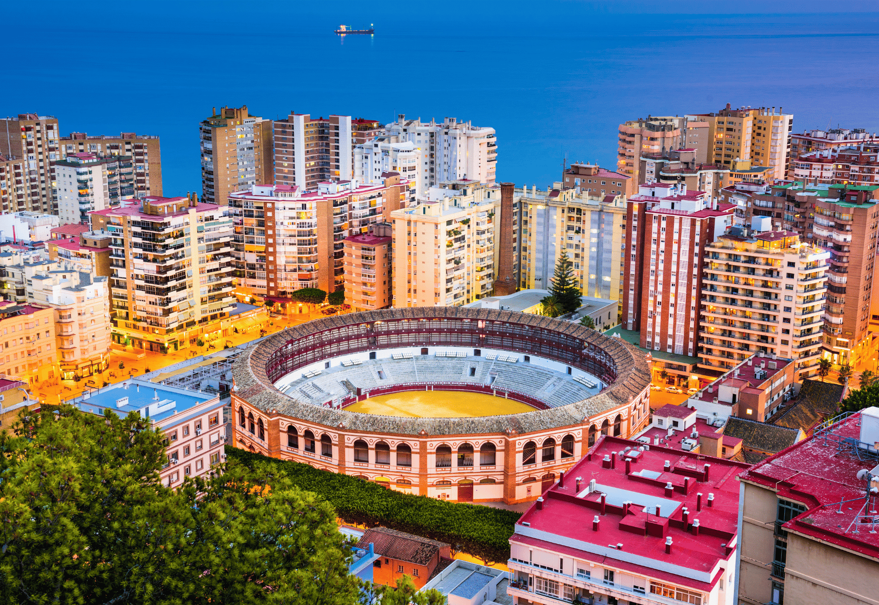 Vista aérea de la plaza de toros de Málaga y edificios modernos, ideal paraQué hacer en Málaga: guía 2026 completa de planes y excursiones.