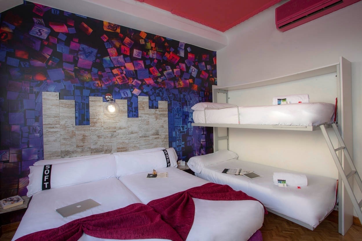 Zwei Doppelbetten und ein Etagenbett im Casual del Teatro Madrid – ideal für Familien.