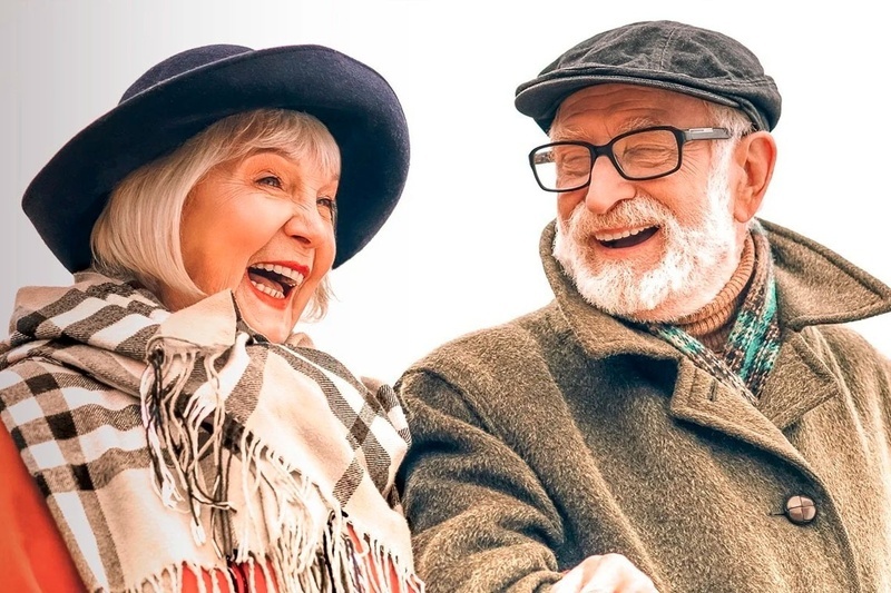 een man en een vrouw staan naast elkaar en lachen