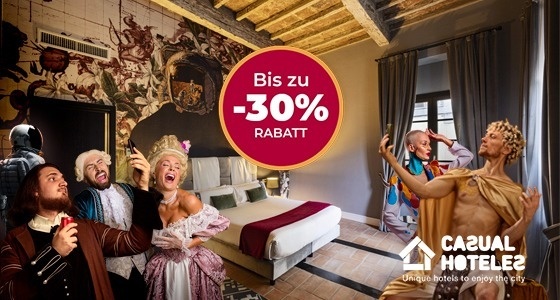 Das Bild zeigt eine Anzeige für „Casual Hoteles“ mit einem Rabatt von bis zu 30%, in der verschiedene kostümierte Personen in einem einzigartig gestalteten Hotelzimmer Selfies machen.