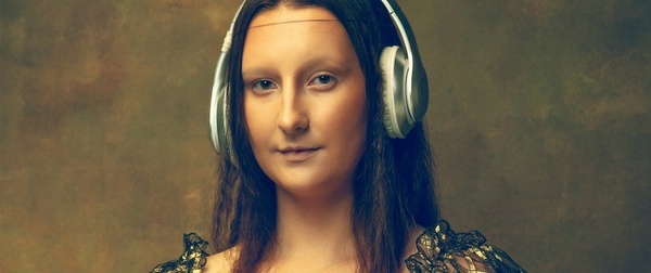 a woman wearing headphones looks like mona lisa