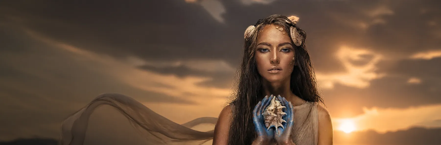 Woman with shells and blue paint holding a seashell Casual: Corporativa
