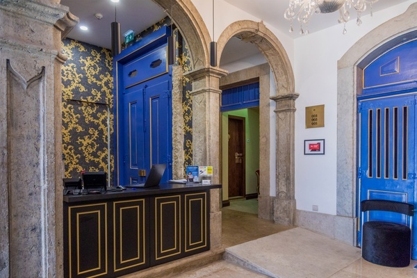 una puerta azul está al lado de un mostrador de recepción