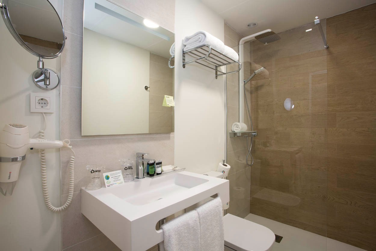 Modernes Badezimmer im Casual Inca Porto, mit Dusche & Waschbecken.