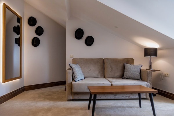 una sala de estar con un sofá y una mesa de madera
