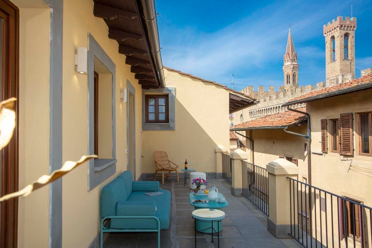 Entspannter Balkon im Casual Rinascimento Firenze: Genießen Sie den Blick über Florenz.
