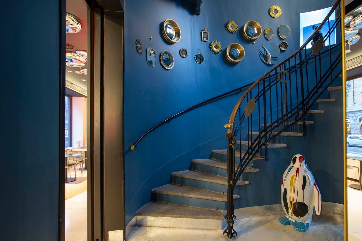 Moderne Treppe mit Kunstwerken und Skulptur im Casual Eclettico Milano - Hotel Mailand.