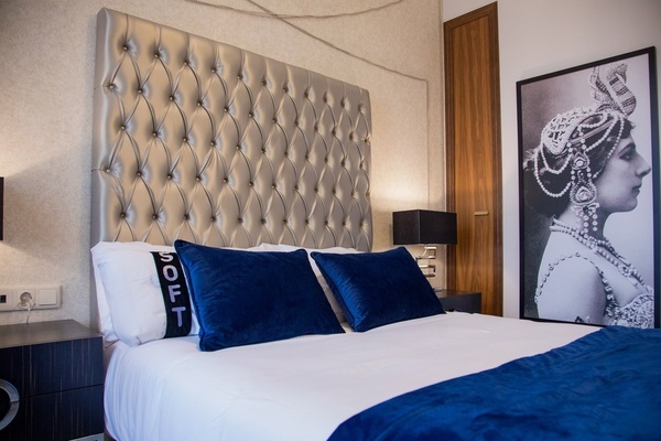 una habitación con una cama y una almohada que dice soft