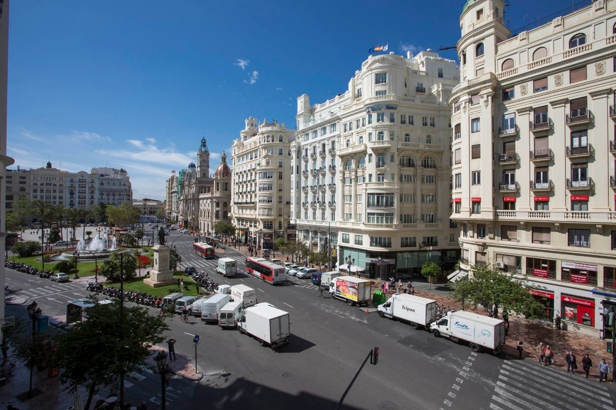Casual Vintage Valencia: Hotel céntrico junto al Ayuntamiento, vistas de la plaza y edificios históricos.