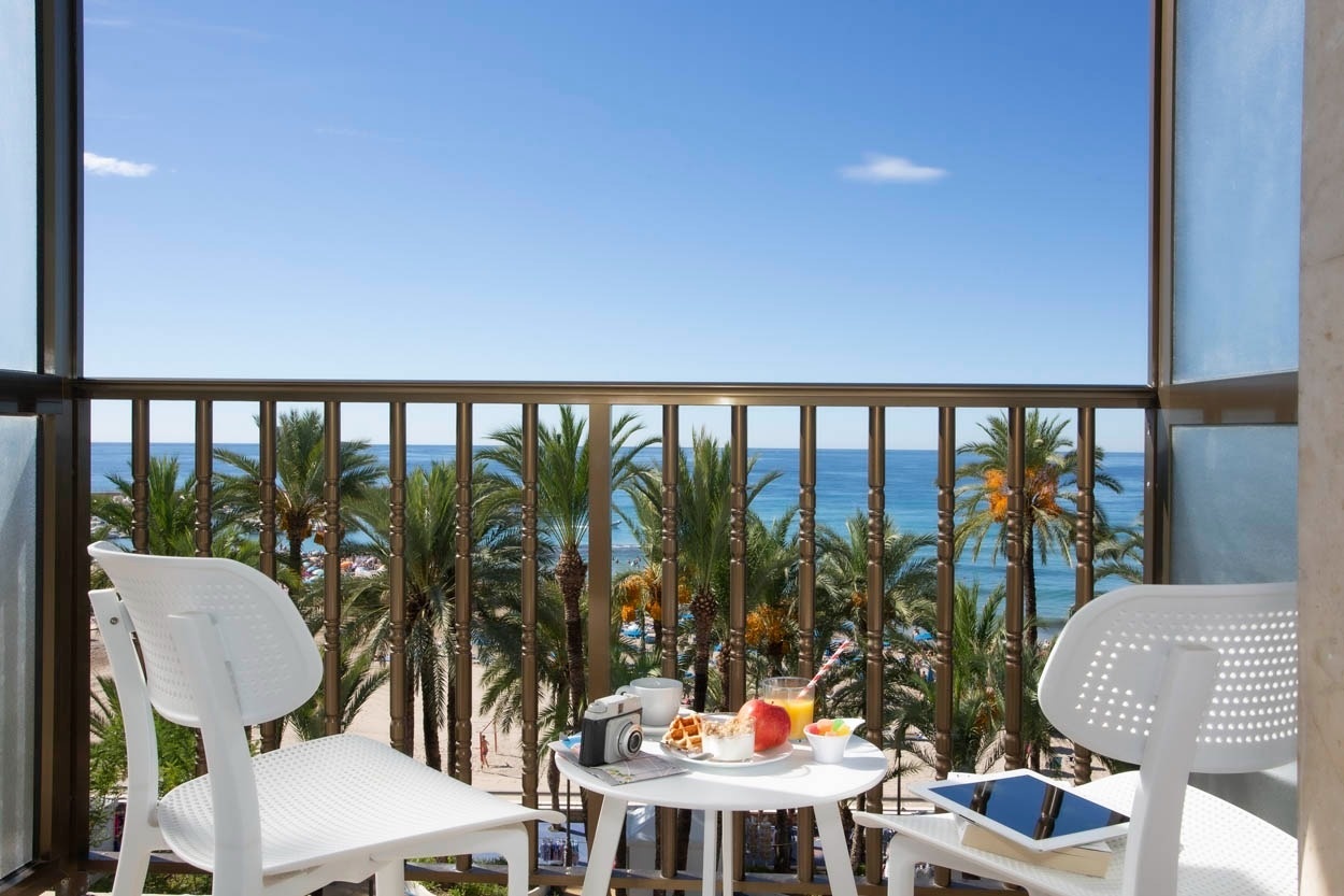 Balkonfrühstück mit Meerblick im Casual Pop Art Benidorm Hotel