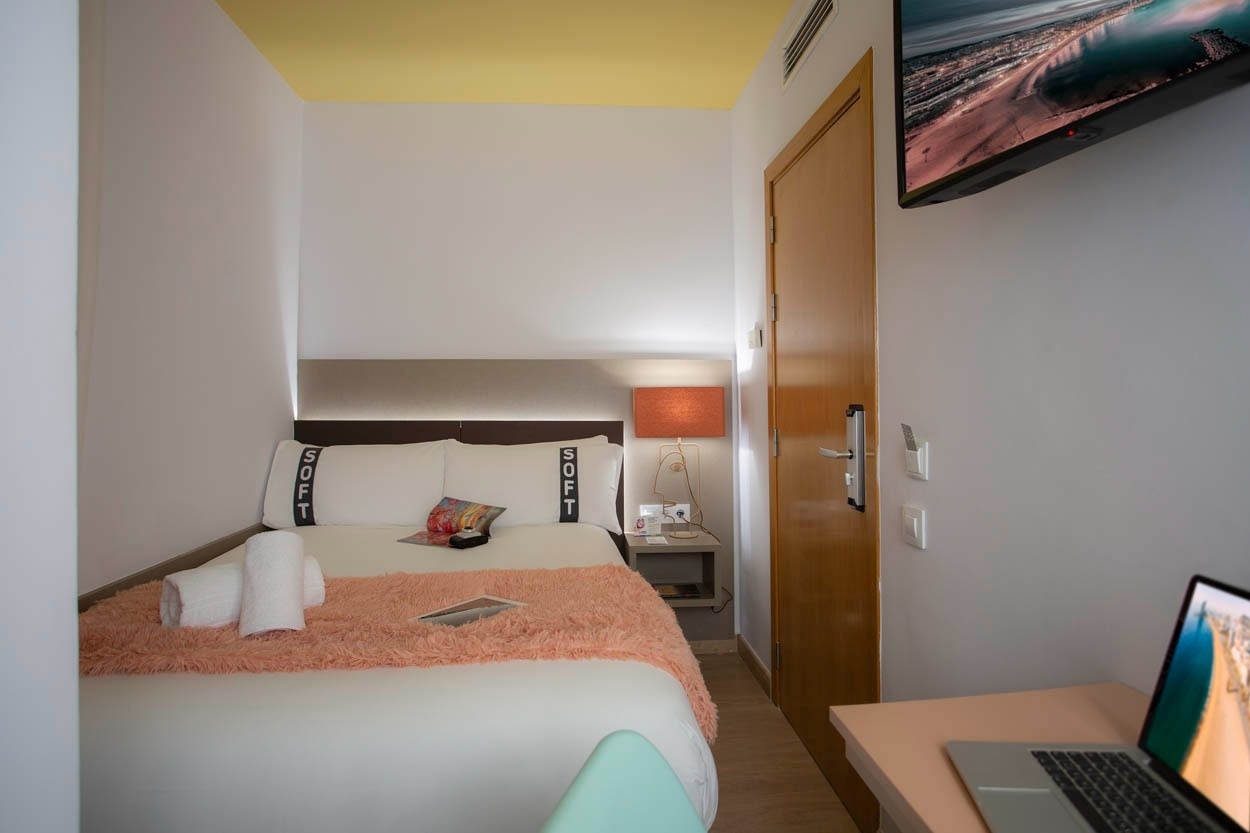 Gezellige hotelkamer met modern interieur en een comfortabel bed. Casual Colours Barcelona - een hotel in de buurt van Sants in Barcelona | Casual Hoteles