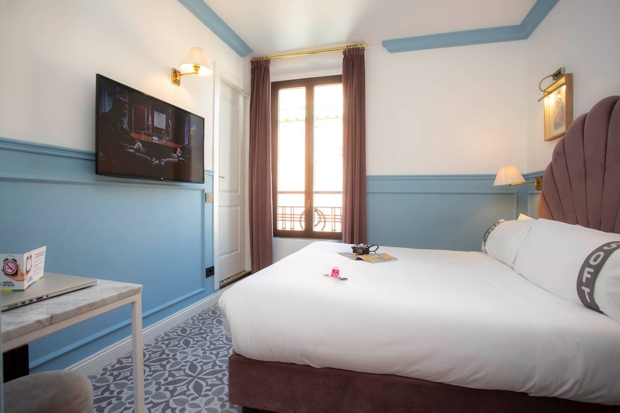Modernes Hotelzimmer mit TV, Fenster und Bett im Casual Eclettico Milano - Hotel Mailand nähe Bahnhof Centrale.