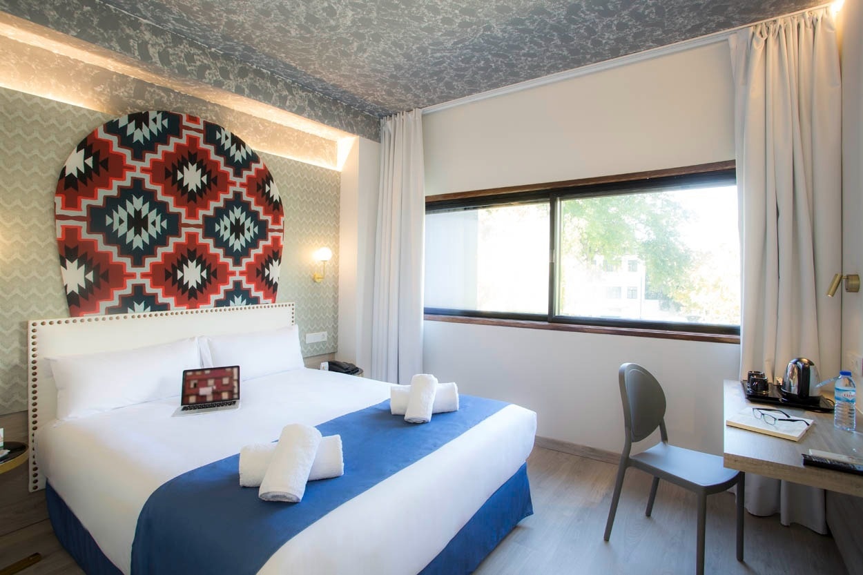 Modernes Hotelzimmer mit Blick auf den Innenhof, ideal für einen entspannten Aufenthalt im Casual Inca Porto.