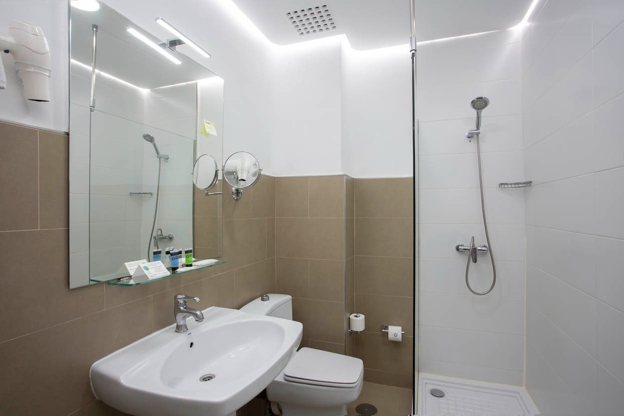 Modernes Badezimmer mit Dusche im Casual del Teatro Madrid - Boutique-Hotel nahe der Gran Vía.