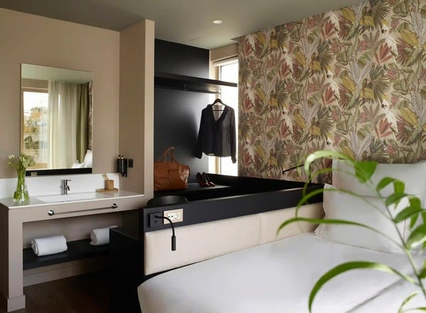 een hotelkamer met een badkamer en een bed