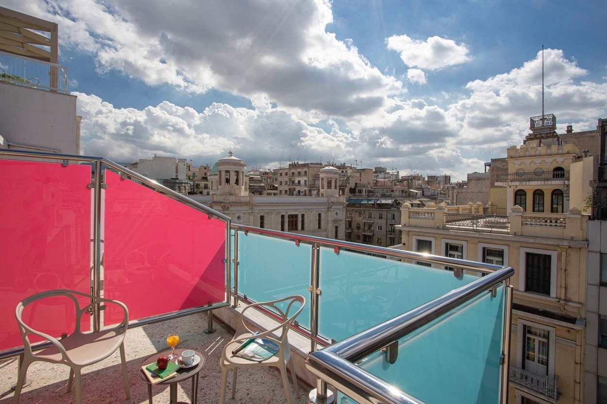 Dachterrasse mit Blick auf Athen. Casual Kubic Athens: Smart Hotel im Zentrum von Athen.