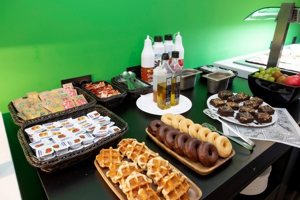 un buffet de comida con gofres y aceite de oliva