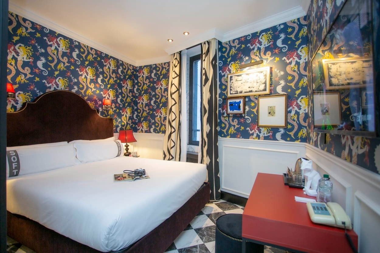 Modernes Zimmer mit fantasievollem Wallpaper im Casual Eclettico Milano - Hotel Mailand Nähe Bahnhof Centrale
