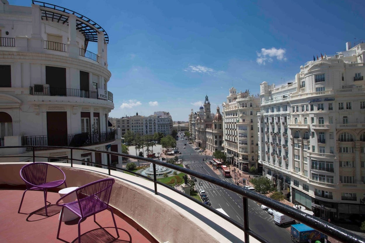 Terraza con vistas al Ayuntamiento de Valencia. Hotel Casual Vintage Valencia.