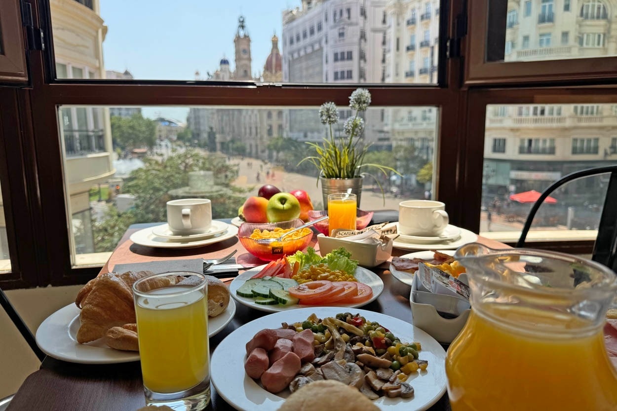 Desayuno con vistas urbanas en Casual Vintage Valencia. Hotel céntrico.