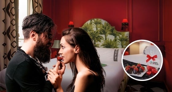 un hombre lleva a una mujer en sus hombros en la playa