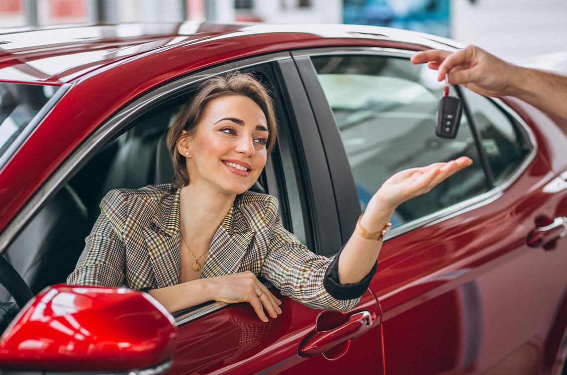 Smiling woman with tickets, perfect for business trips Casual: Corporativa.