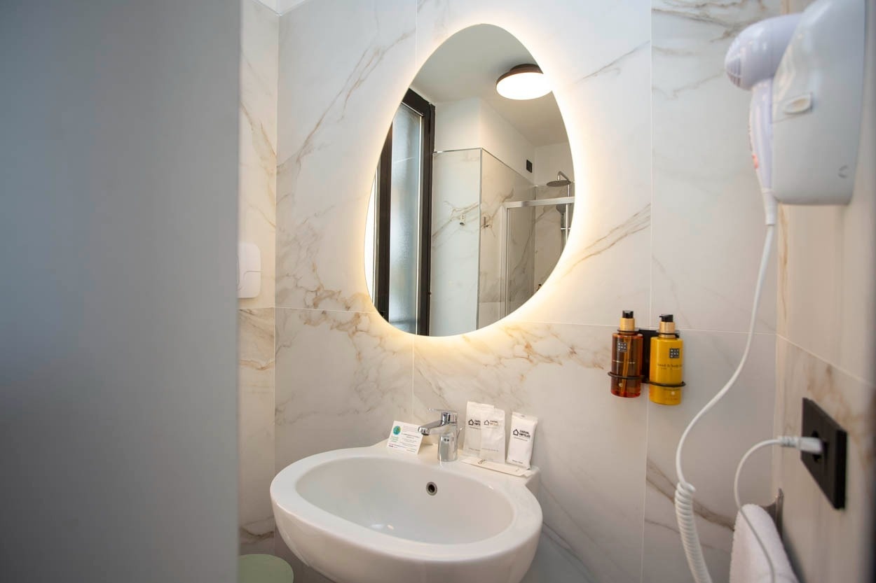Modernes Badezimmer mit beleuchtetem Spiegel im Casual Eclettico Milano - Hotel Mailand Nähe Bahnhof Centrale.